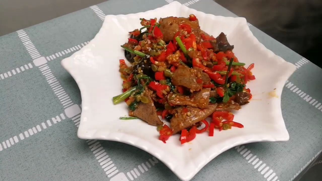 这是川菜与湘菜的融合菜,一道新式,湘味猪肝,大厨教你做